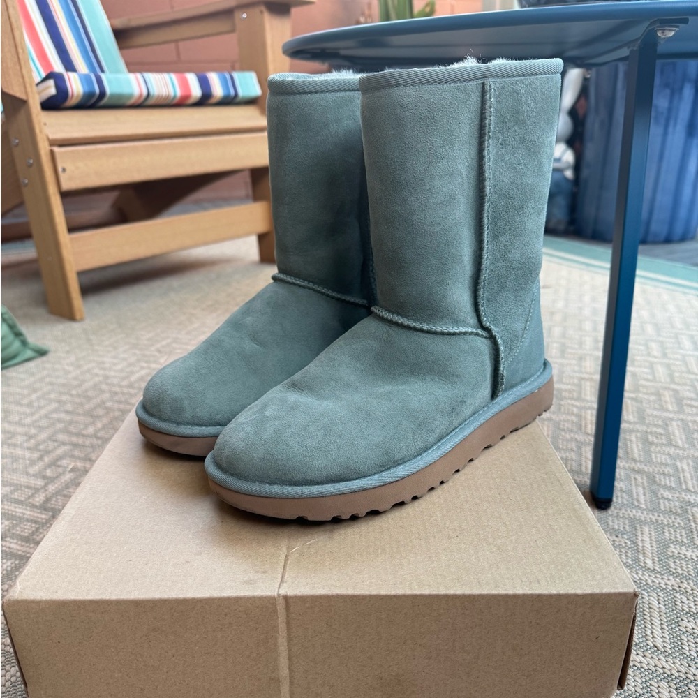 Ugg Classic Short Boots, 7M, Mint condition
